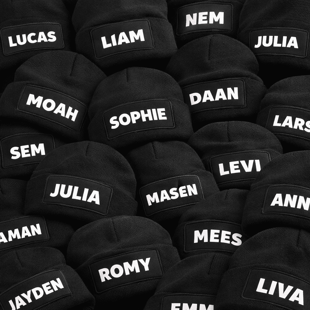 Winter muts ‘EIGEN DESIGN’ zwart met witte opdruk - Winkel van Katoen